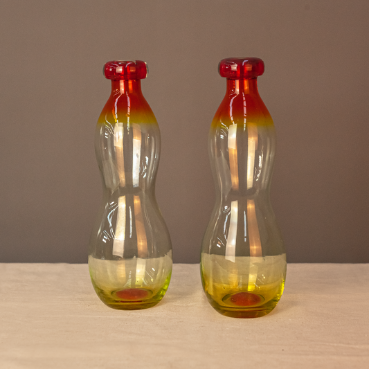 Цветни стъклени вази със занаятчийска изработка (Colorful Artisan Glass Vases) – Нидерландска модерна селекция – Alternative Arrangement