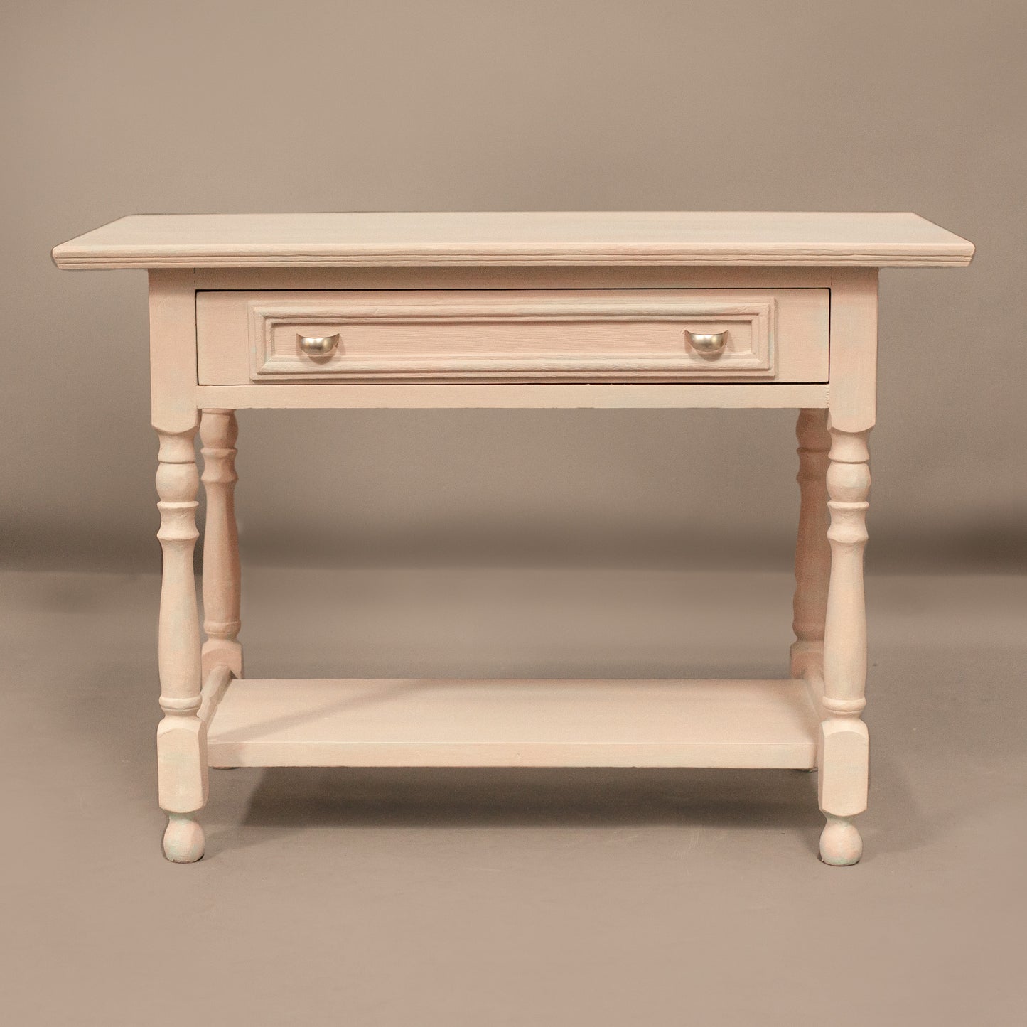 Декоративна масичка за детска или момичешка стая (Decorative Table for Nursery or Girl's Room) – My Dutch House Selection – Full Frontal