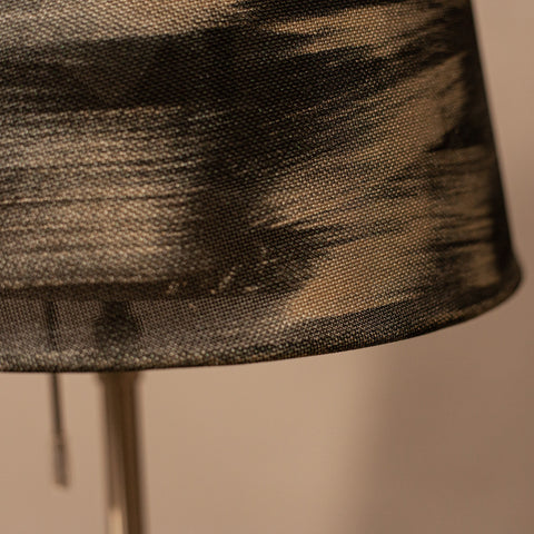 Детайл на текстилен абажур в черно и златно (Detail of Black and Gold Fabric Lampshade) – Луксозно интериорно осветление – Close-up
