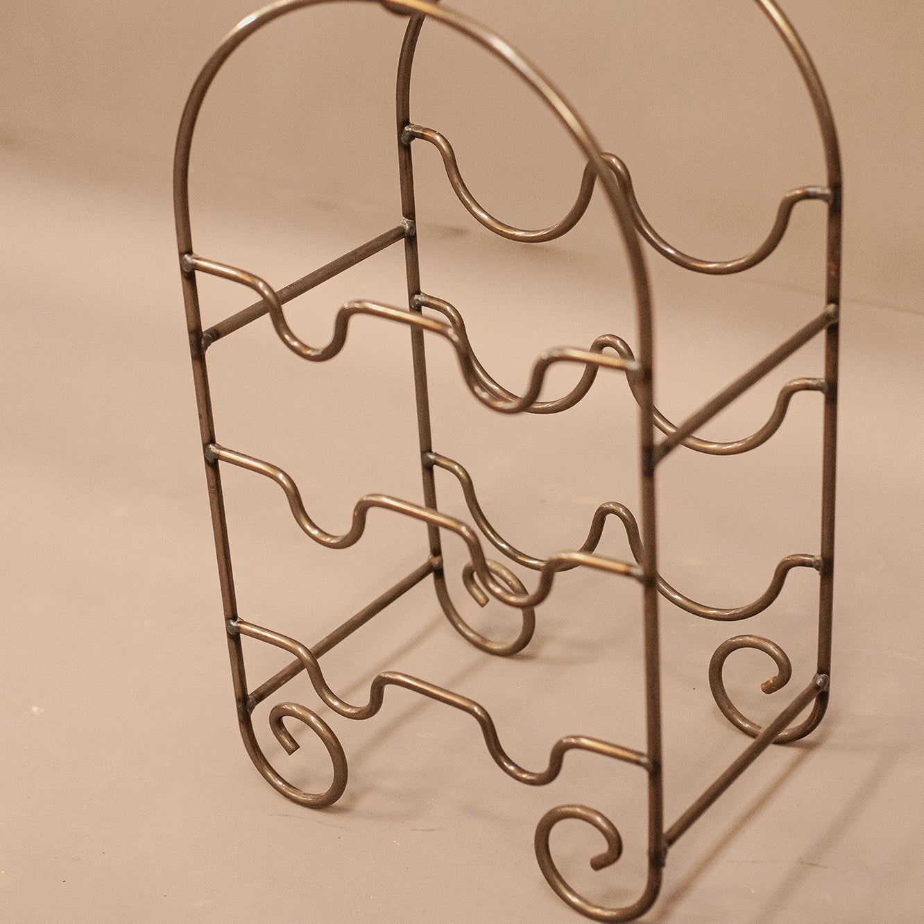 Детайл на изработката на холандска стойка за вино (Detail of Dutch Wine Rack Finish) – Качествени материали – Close-up Shot