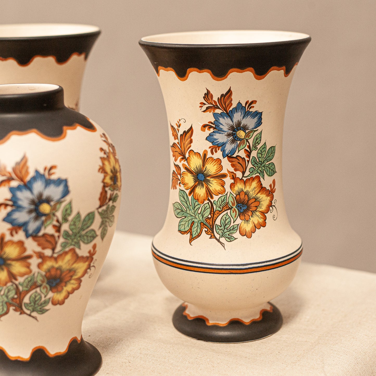 Детайл на полихромна декорация върху ваза от Гауда (Detail of Polychrome Floral Ornament on Gouda Vase) – Традиционно холандско майсторство – Close-up