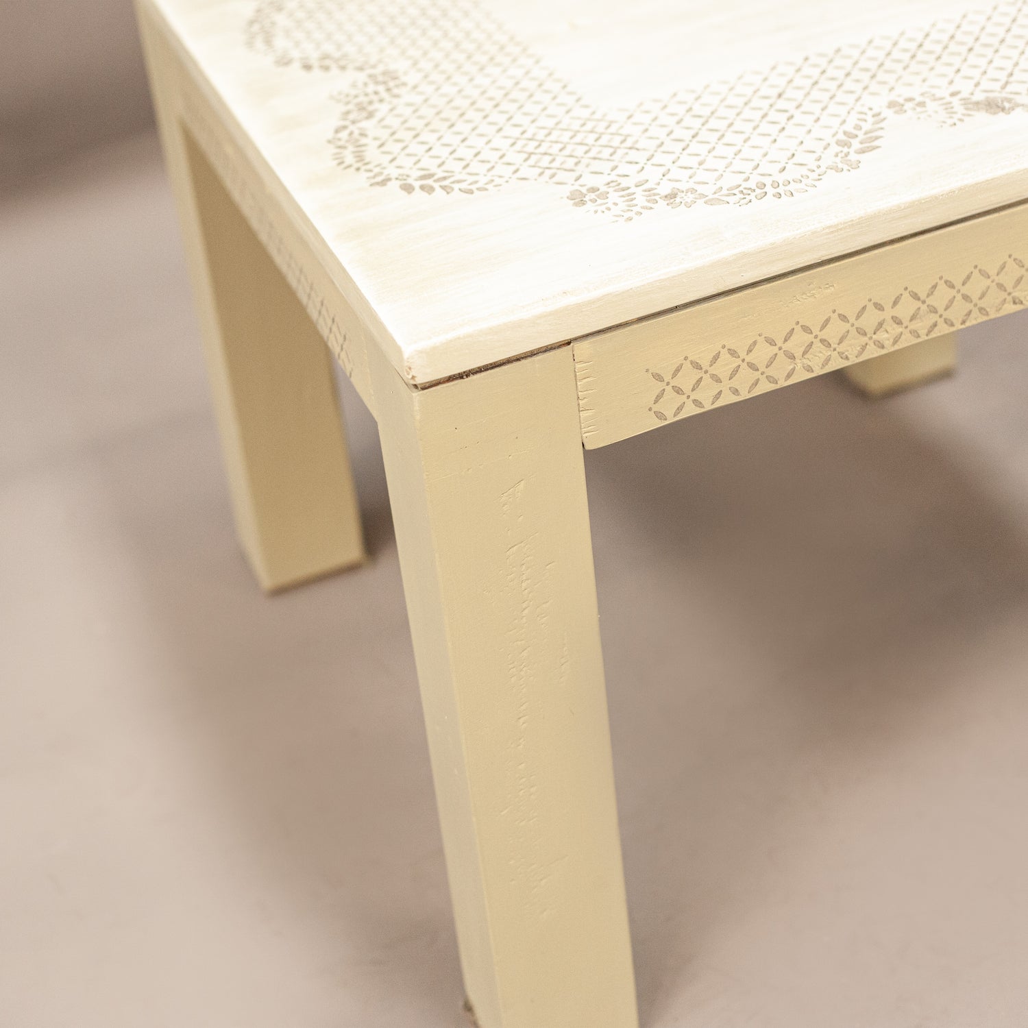 Детайл на ръба и краката на реновирана масичка (Detail of Refurbished Table Edge and Legs) – Рустикален стил – Close-up Shot
