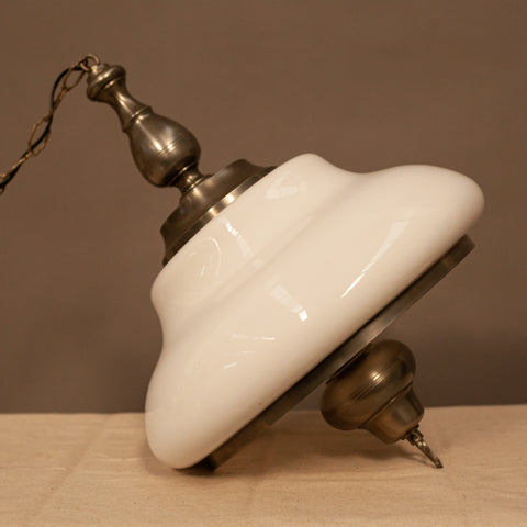 Детайл на резбовани месингови елементи на полилей (Detail of Tooled Brass Chandelier Components) – Арт Деко стил – Close-up Shot