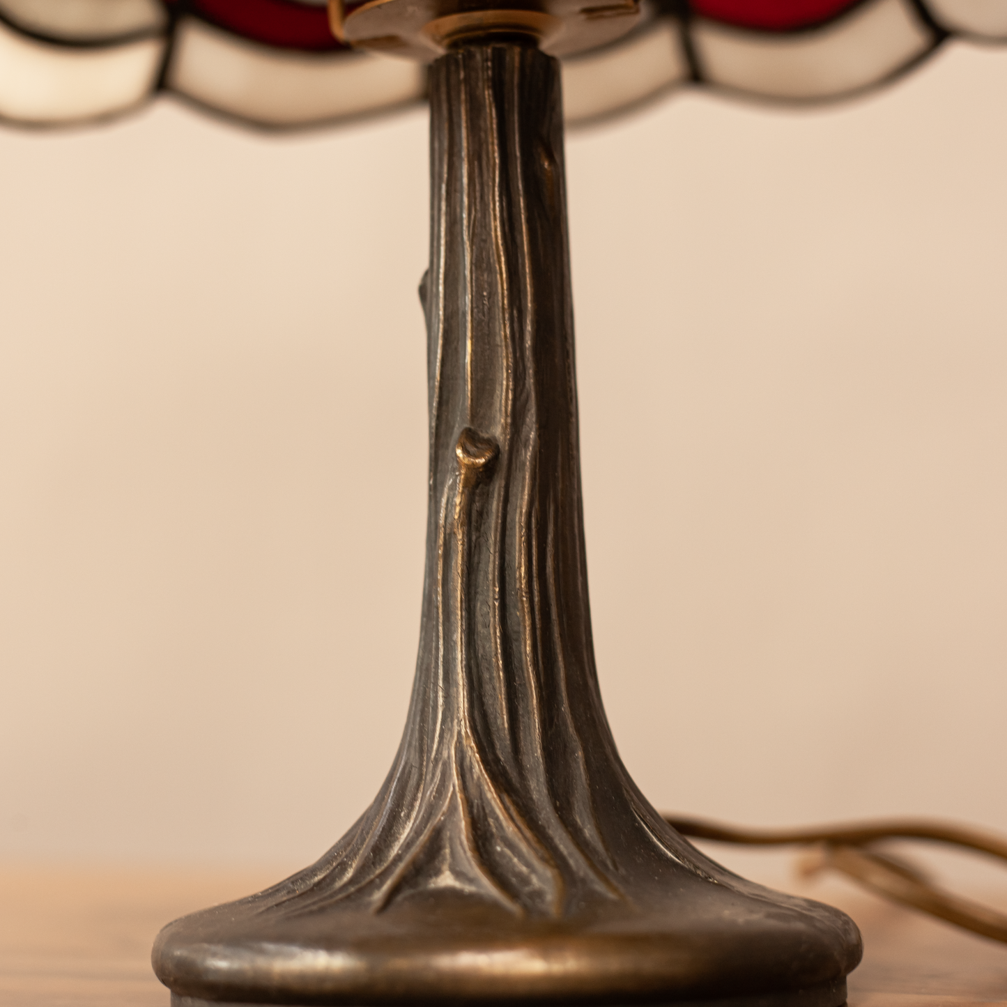 Детайл на бронзова основа с форма на дърво (Detailed Bronze Tree Trunk Lamp Base) – Арт Нуво стил – Close-up