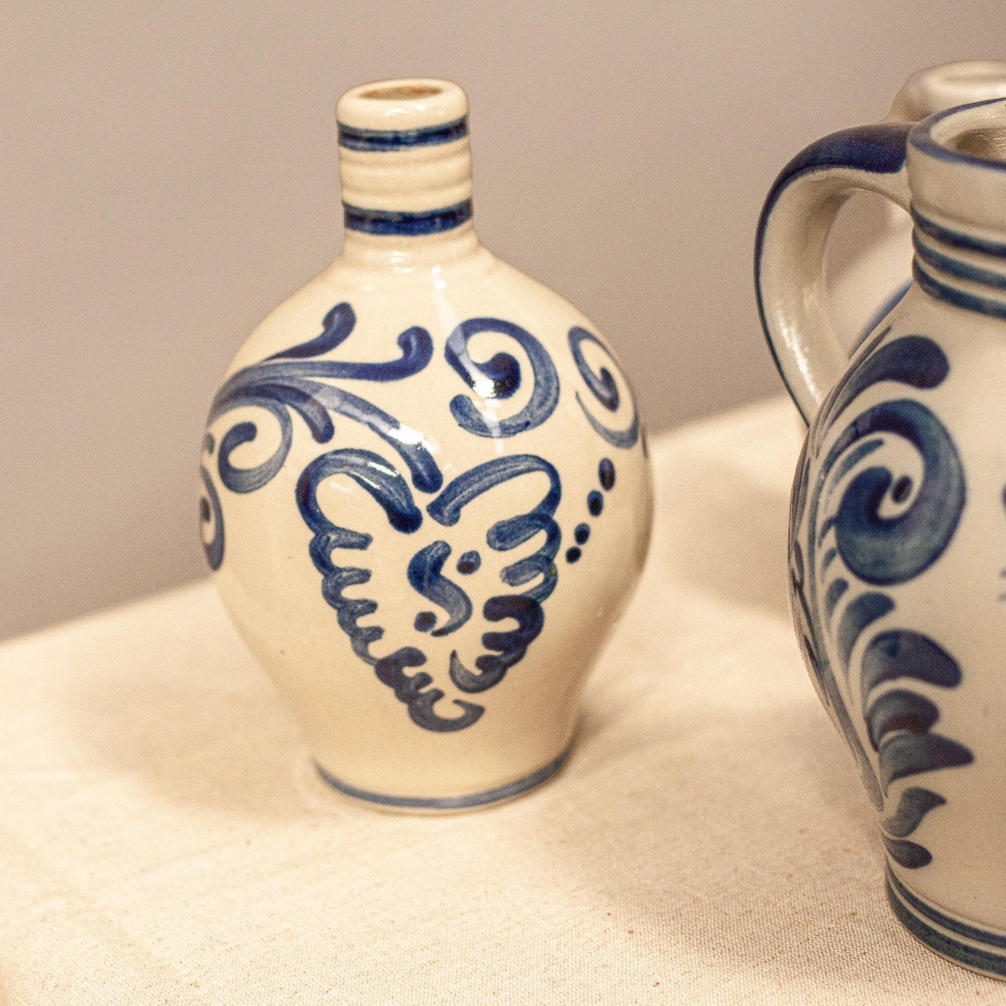 Близък план на немска керамика с традиционни орнаменти (Detailed Folk Art Ornament on German Jug) – Земни тонове – Close-up