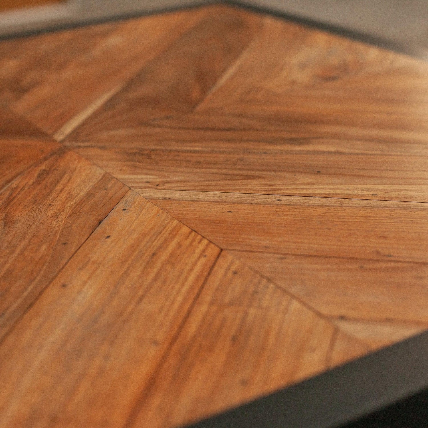 Близък план на плот от масивно дърво (Detailed Grain of Solid Wood Top) – Светла реновирана основа – Macro View