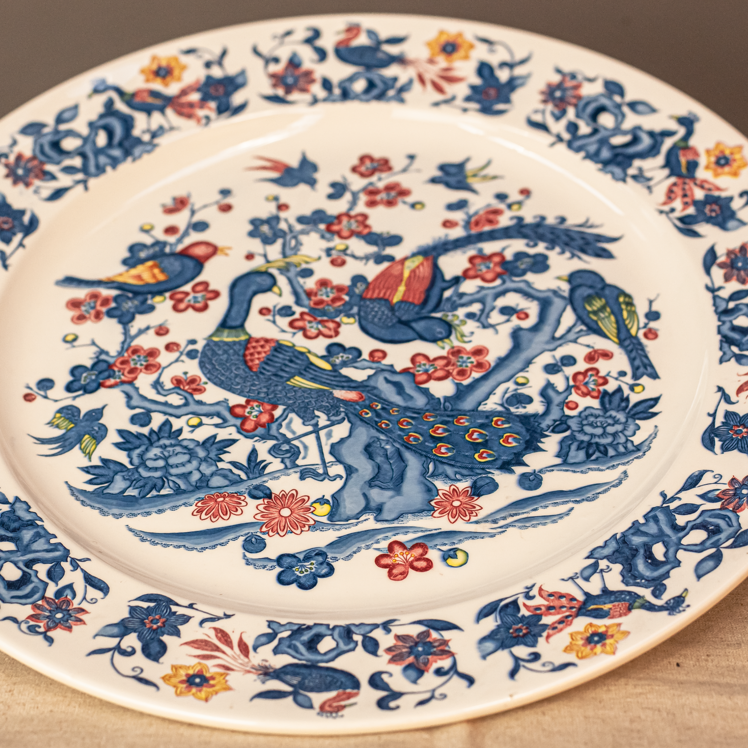 Детайл на изрисуван паун върху керамика (Detailed Peacock Art on Ceramic Platter) – Стил Imari – Close-up View