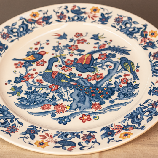 Детайл на изрисуван паун върху керамика (Detailed Peacock Art on Ceramic Platter) – Стил Imari – Close-up View