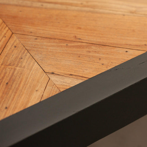 Ръб и повърхност на масивна холна маса (Edge Detail of Reclaimed Style Coffee Table) – Здрава изработка 27 кг – Detail Shot