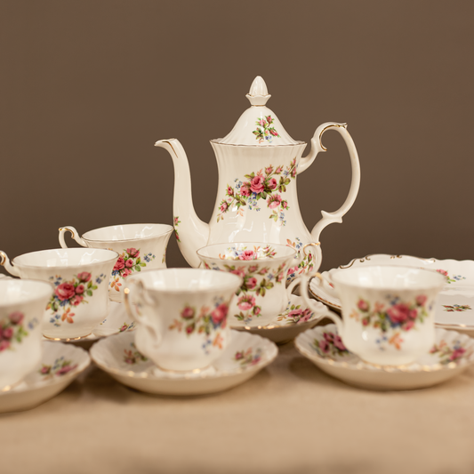 Елитен сервиз за чай и кафе Royal Albert (Elite Royal Albert Moss Rose Collection) – Класически флорален дизайн – Front View