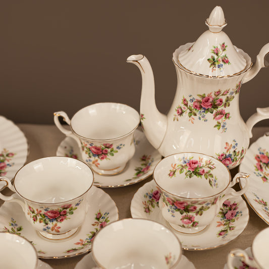 Английски чайник и чаши Royal Albert Moss Rose (English Tea Pot and Cups Set) – Костен порцелан със златни детайли – Group View