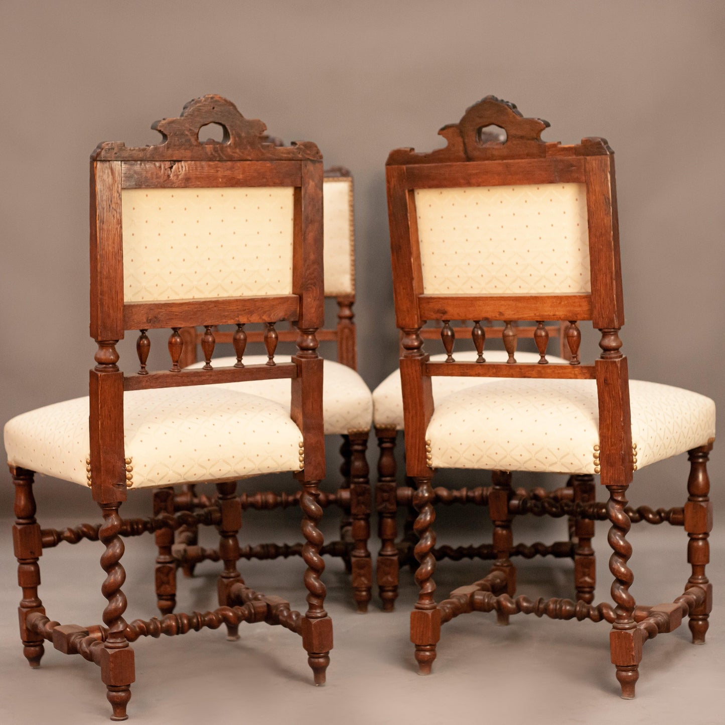Задна страна на антикварен орехов стол (Full Back View of Solid Walnut Antique Chair) – Стабилна структура и патина – Rear View