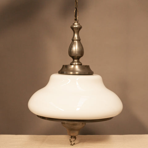 Винтидж полилей от месинг и стъкло опалин (Vintage Brass and Opaline Glass Chandelier) – Млечно бял абажур – Full view