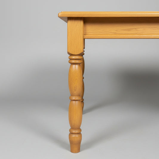 Детайл на ръчно резбован крак от масивно дърво (Hand-carved Solid Wood Table Leg Detail) – Автентично френско занаятчийство – Close-up