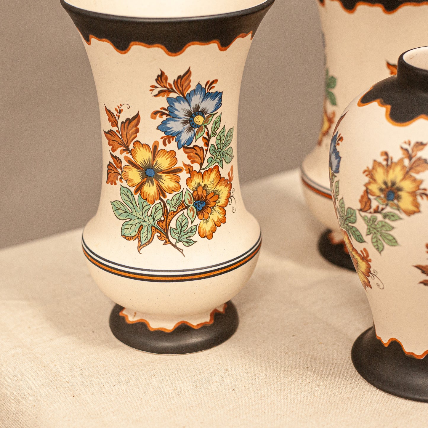 Ръчно изрисувани антикварни орнаменти (Hand-painted Antique Ornaments on Dutch Pottery) – Колекционерска керамика – Detail Shot