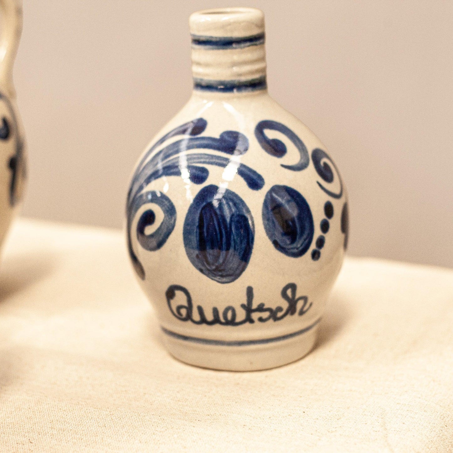 Ръчно рисувана декорация върху винтидж стомна (Hand-painted Detail on Vintage Ceramic Bottle) – Немско занаятчийство – Detail View