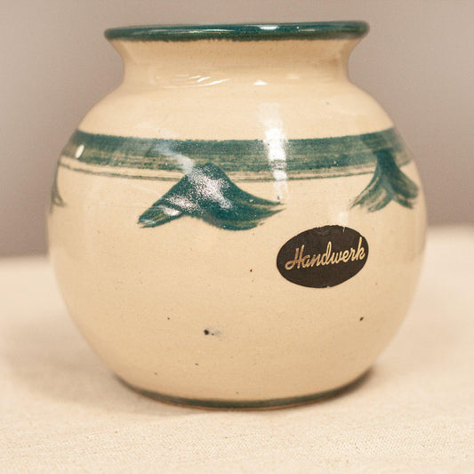 Детайл на ръчно рисувана керамика от Нидерландия (Hand-painted Dutch Ceramic Detail) – Рустикален стил – Side View