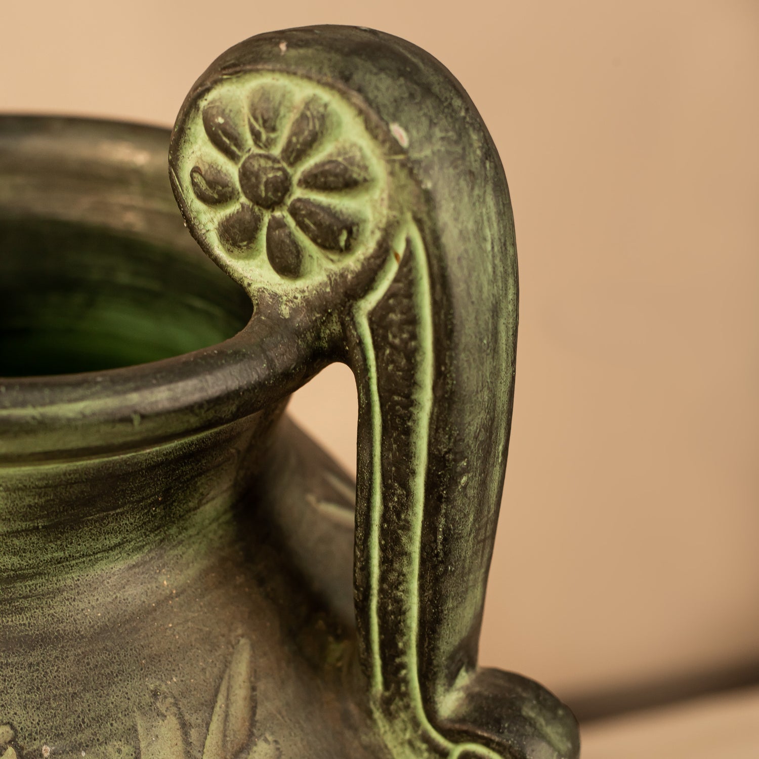 Детайл на ръчно оформена дръжка на керамичен съд (Hand-sculpted Handle Detail on Green Jar) – Автентично грънчарство – Close-up