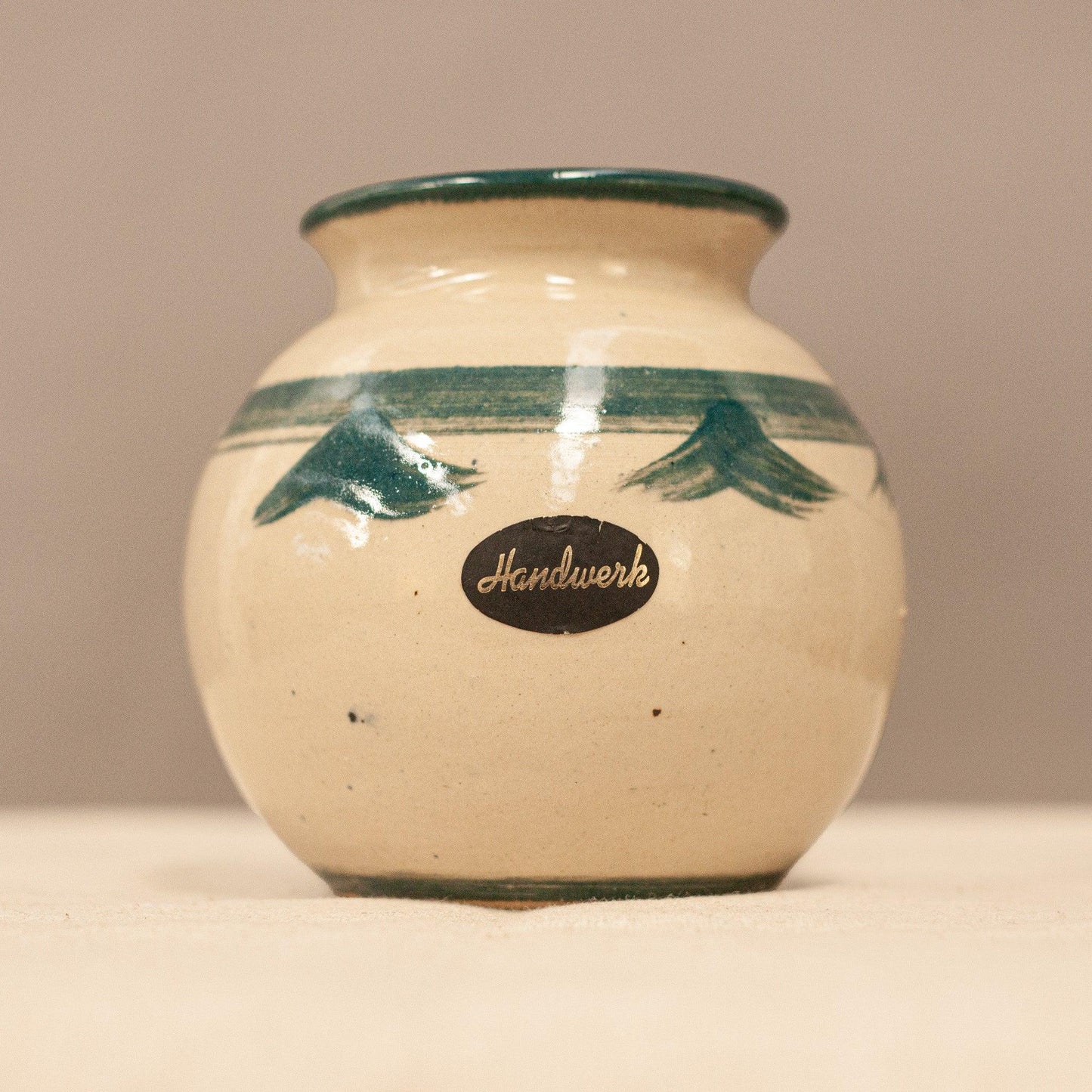 Ръчно изработена нидерландска керамична ваза (Handmade Dutch Studio Pottery Vase) – Винтидж обла форма – Front View