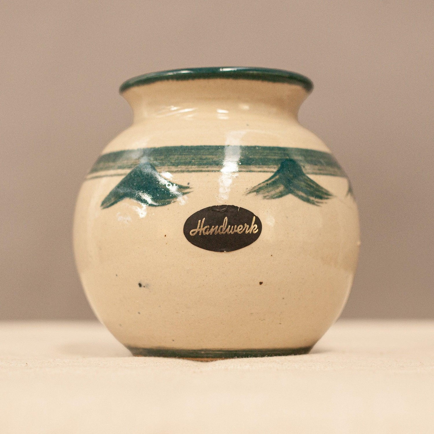 Ръчно изработена нидерландска керамична ваза (Handmade Dutch Studio Pottery Vase) – Винтидж обла форма – Front View