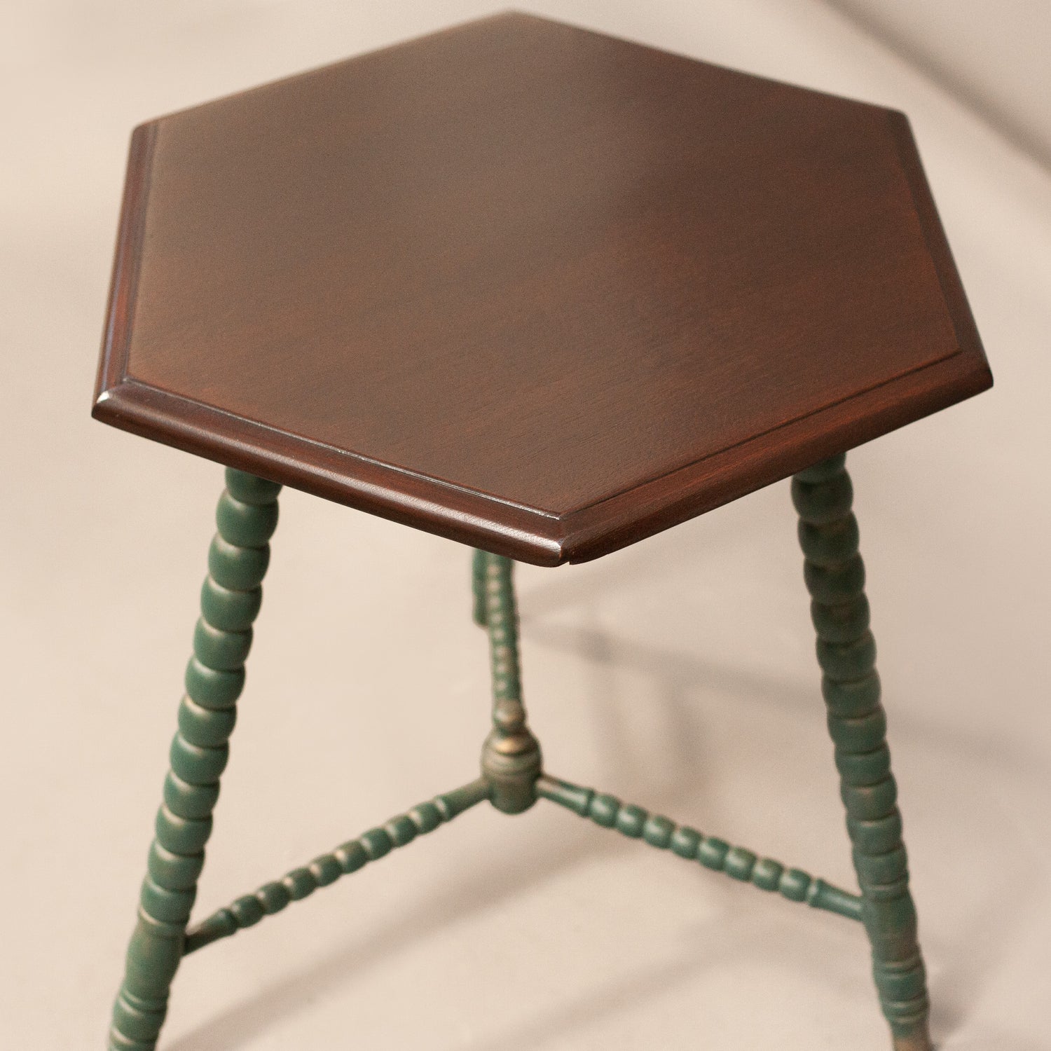 Шестоъгълен плот от масивен дъб (Hexagonal Solid Oak Tabletop) – Детайл на реновирана повърхност – Top Down View