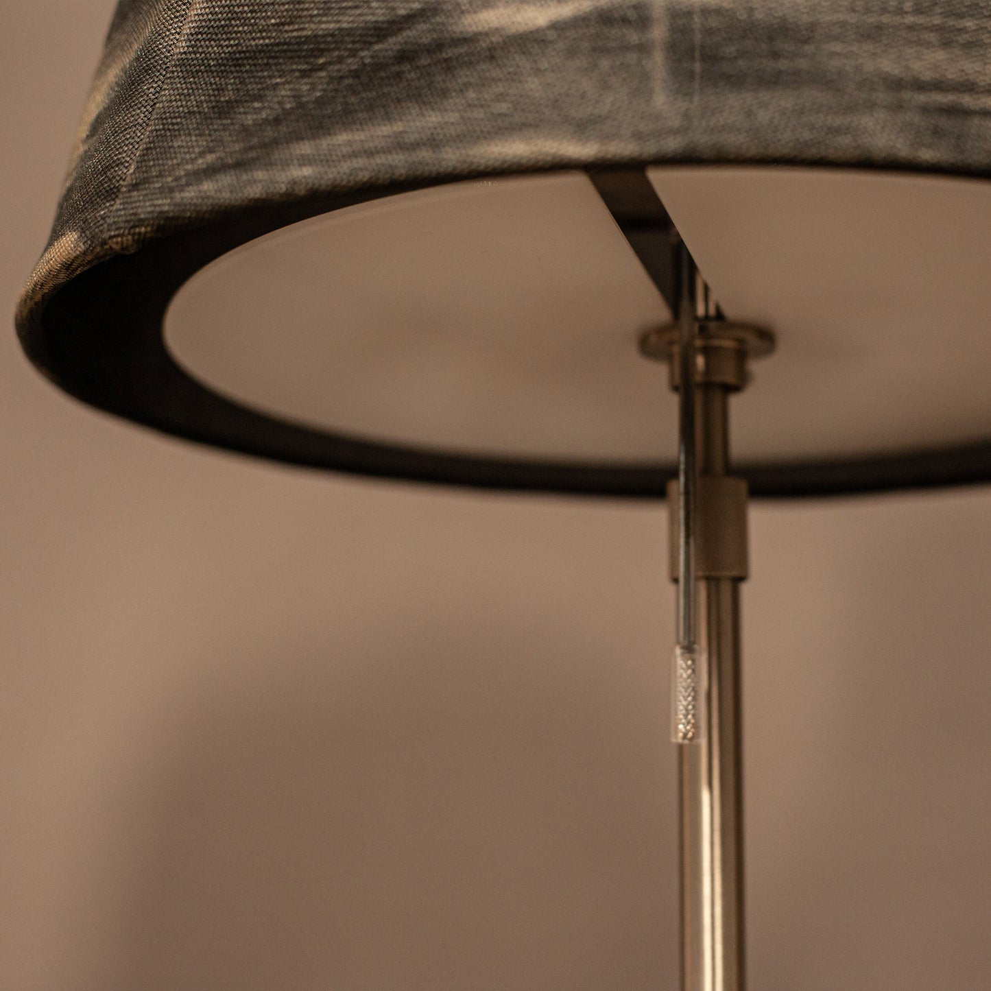 Вътрешна система с три крушки за настолна лампа (Internal Triple Socket Lighting System) – Мощно акцентно осветление – Functional View