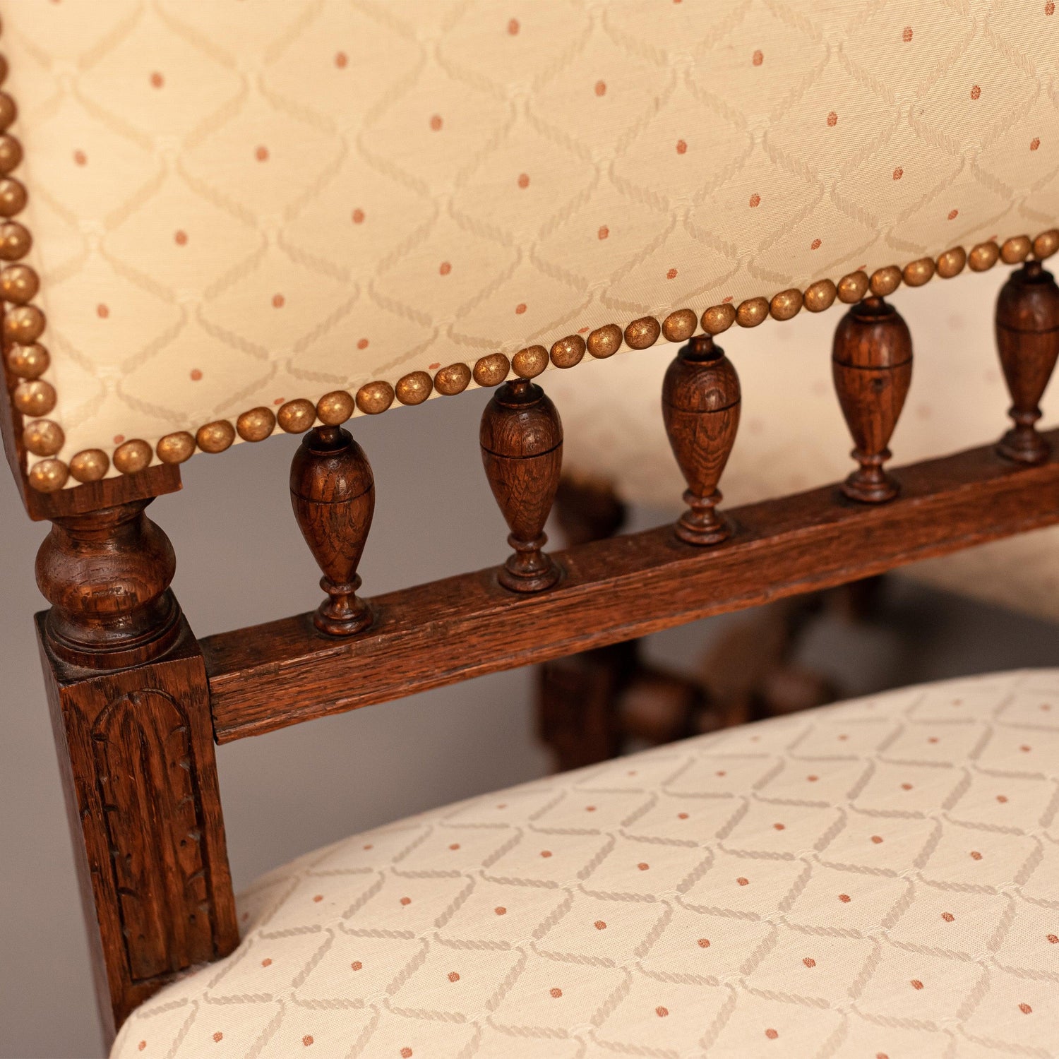 Детайл на ръчна дърворезба върху облегалка от орех (Intricate Hand-carved Detail on Walnut Backrest) – Ренесансови мотиви – Macro View