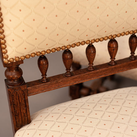 Детайл на ръчна дърворезба върху облегалка от орех (Intricate Hand-carved Detail on Walnut Backrest) – Ренесансови мотиви – Macro View