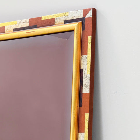 Близък план на преливащи метални нюанси (Iridescent Metallic Frame Nuances) – Винтидж бронзов стил – Detail Shot