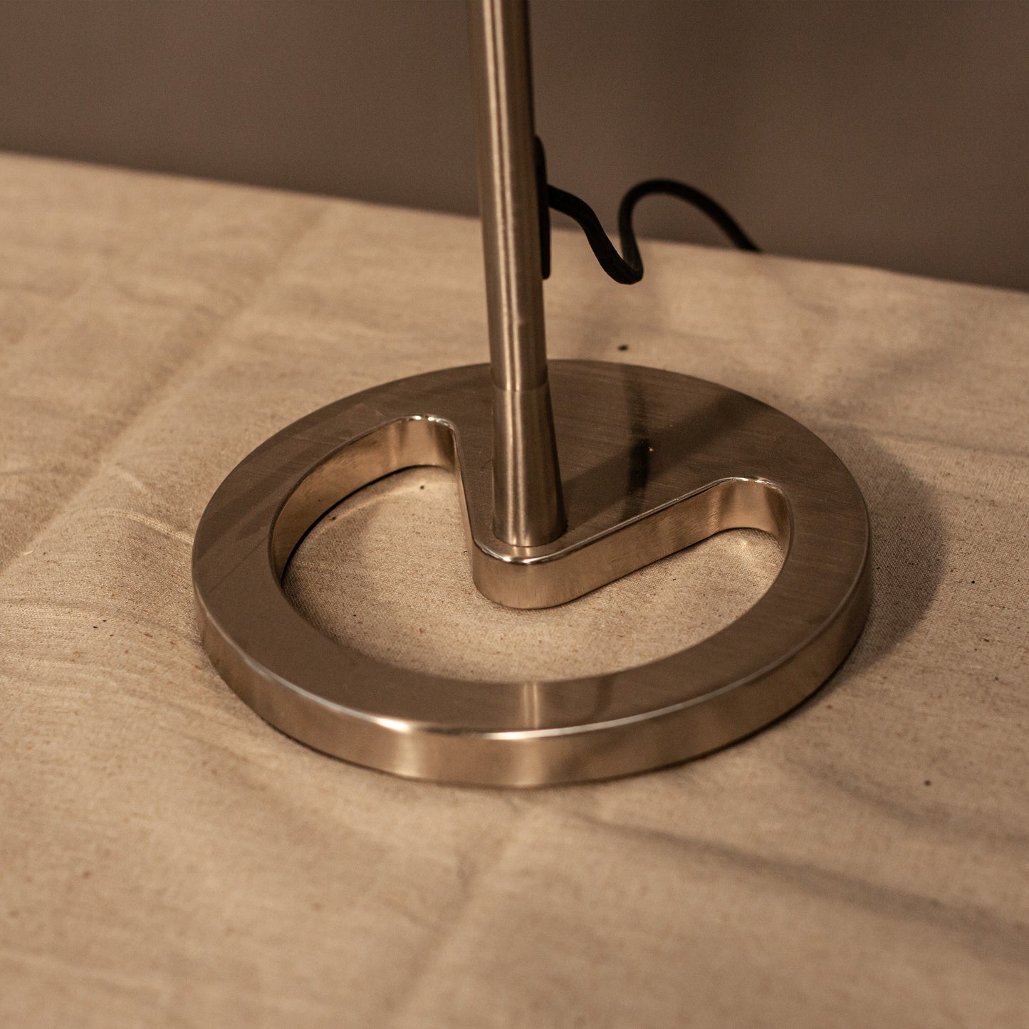 Минималистична метална основа за лампа (Minimalist Metal Lamp Base Design) – Здрава и стилна конструкция – Base Detail