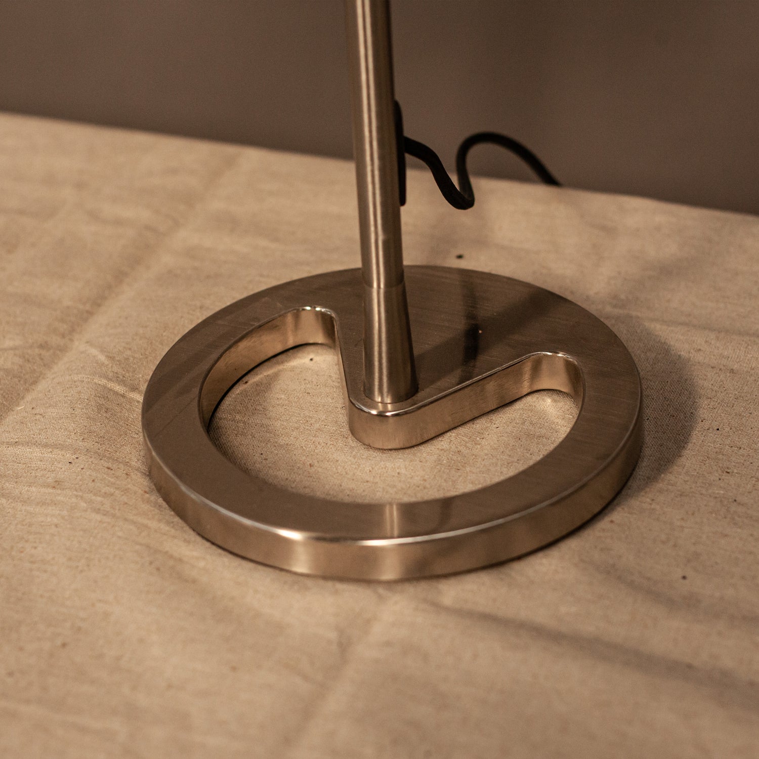 Минималистична метална основа за лампа (Minimalist Metal Lamp Base Design) – Здрава и стилна конструкция – Base Detail