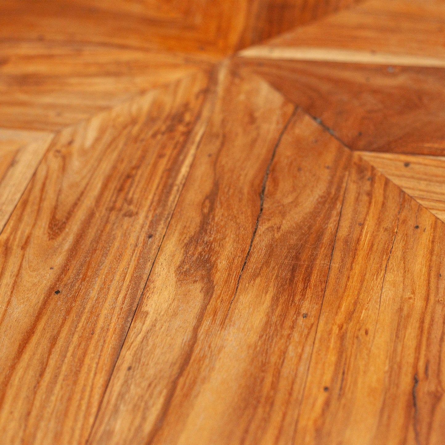 Детайл на естествен дървен плот (Natural Solid Wood Table Top Detail) – Автентична текстура – Close-up