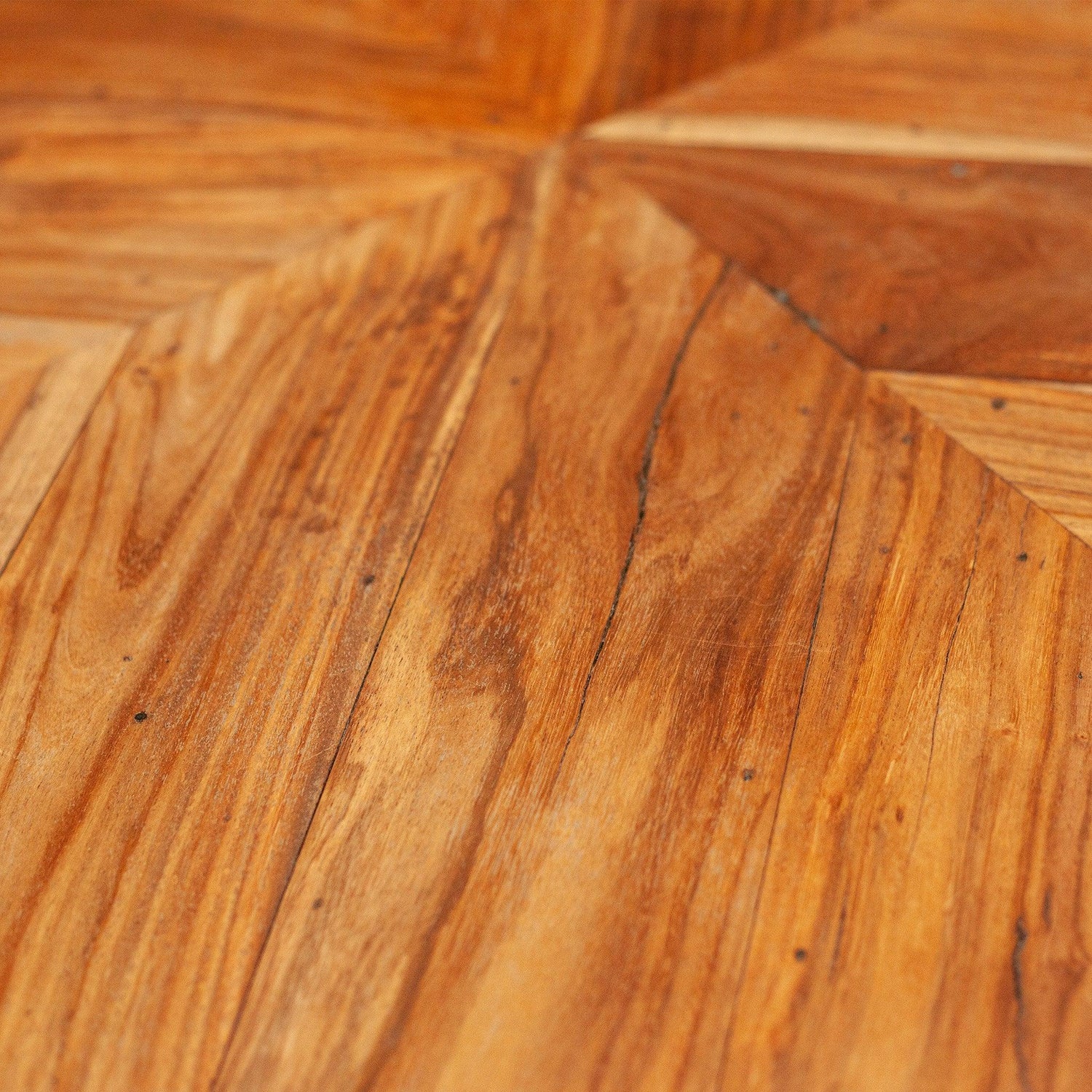 Детайл на естествен дървен плот (Natural Solid Wood Table Top Detail) – Автентична текстура – Close-up