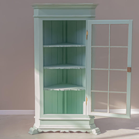 Отворена антикварна витрина с просторни рафтове (Open Corner Vitrine with Spacious Shelving) – Масивен масив – Interior View