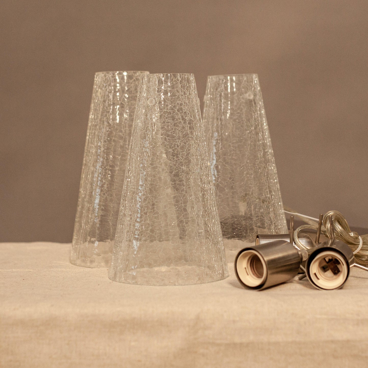 Детайл на стъклен абажур с органични ръбове (Organic Edge Glass Shade Detail) – Ръчно разтопено напукано стъкло – Technical View