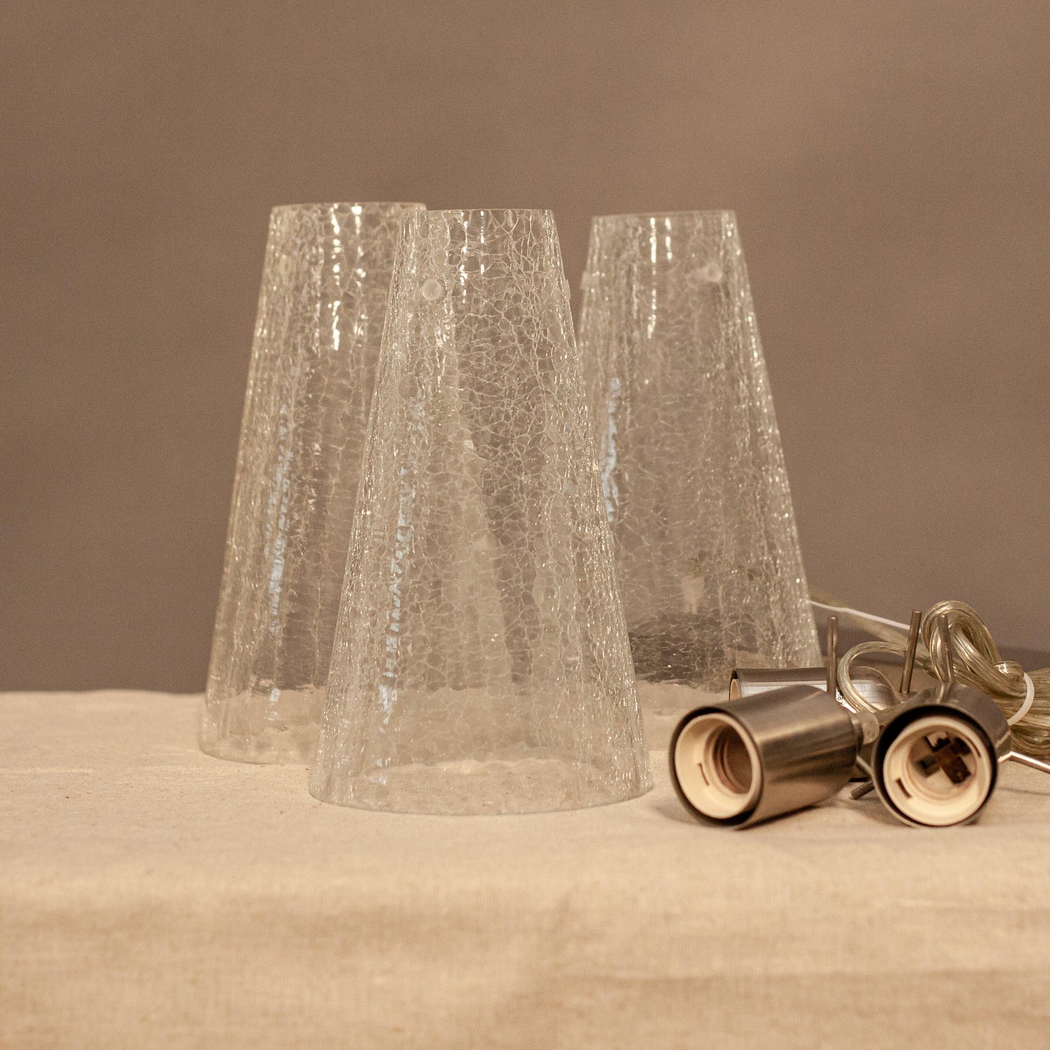 Детайл на стъклен абажур с органични ръбове (Organic Edge Glass Shade Detail) – Ръчно разтопено напукано стъкло – Technical View