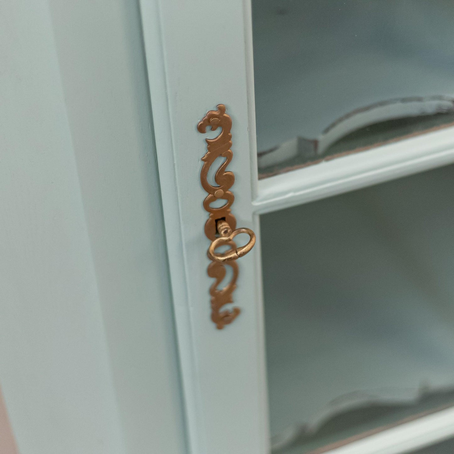 Оригинален месингов обков и антикварен ключ (Original Brass Hardware and Vintage Key Detail) – Автентичен финиш – Close-up