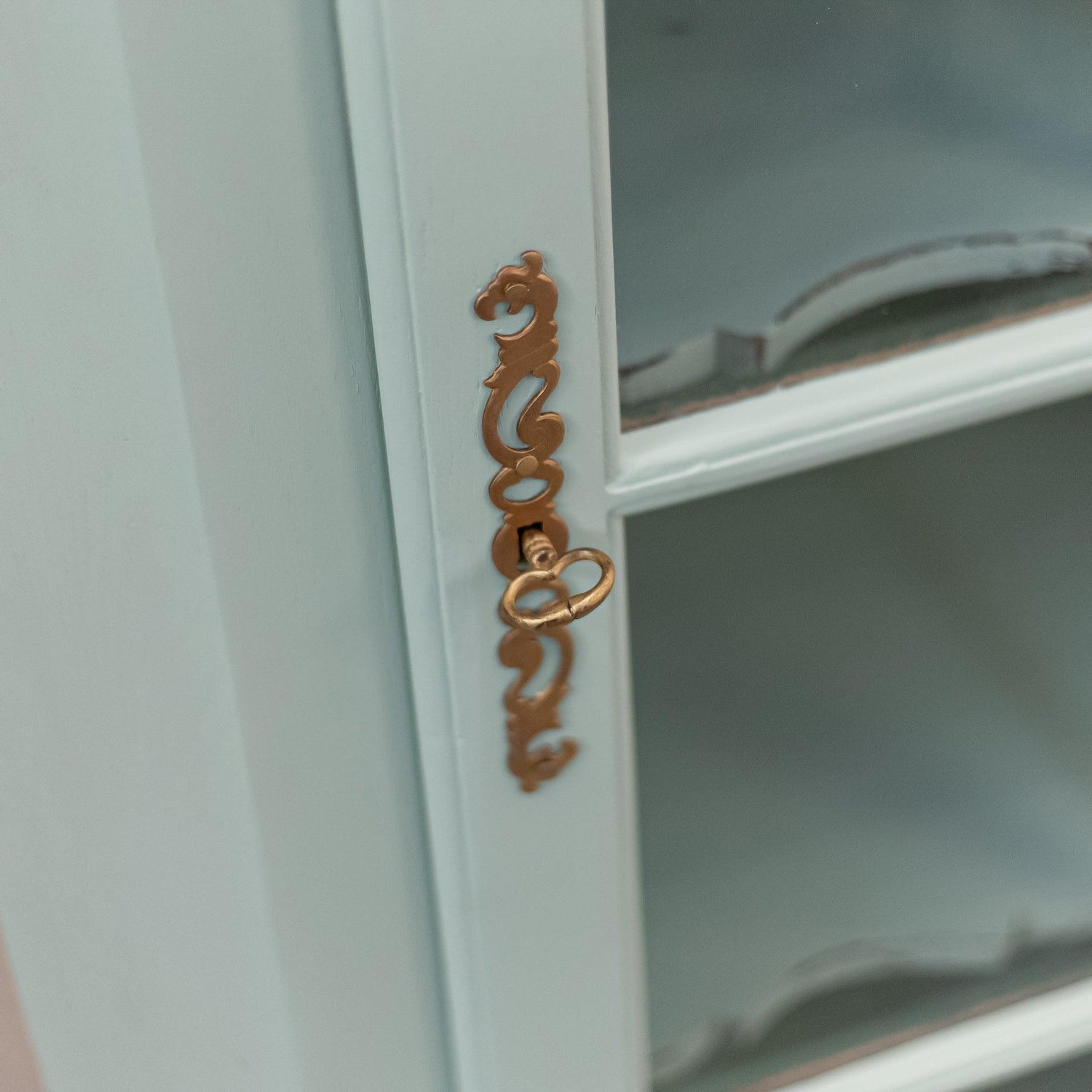 Оригинален месингов обков и антикварен ключ (Original Brass Hardware and Vintage Key Detail) – Автентичен финиш – Close-up