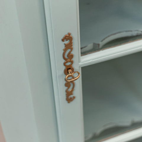 Оригинален месингов обков и антикварен ключ (Original Brass Hardware and Vintage Key Detail) – Автентичен финиш – Close-up