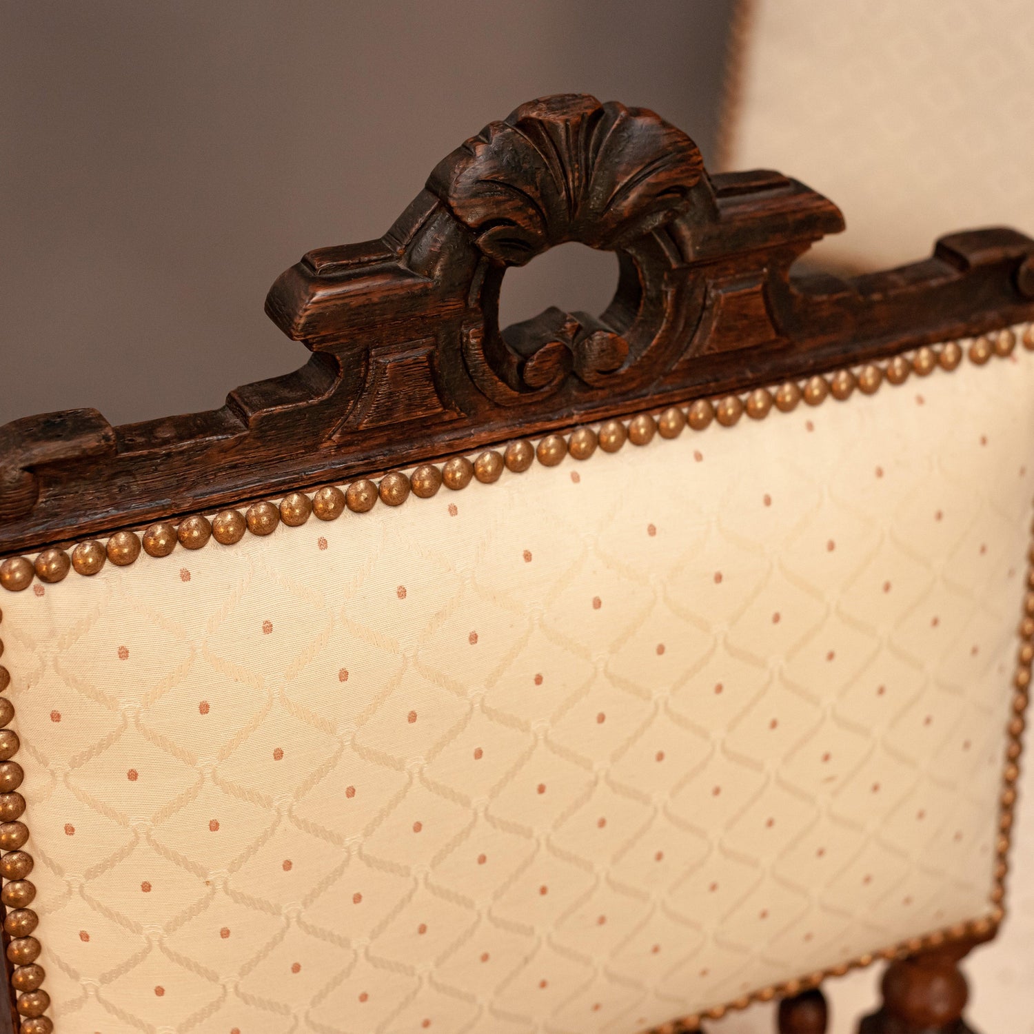 Подплатена облегалка с класически орнаменти (Padded Backrest Detail with Classic Patterns) – Елегантност и комфорт – Close-up