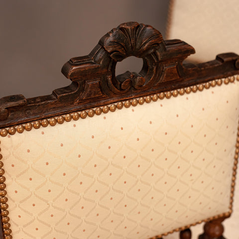 Подплатена облегалка с класически орнаменти (Padded Backrest Detail with Classic Patterns) – Елегантност и комфорт – Close-up