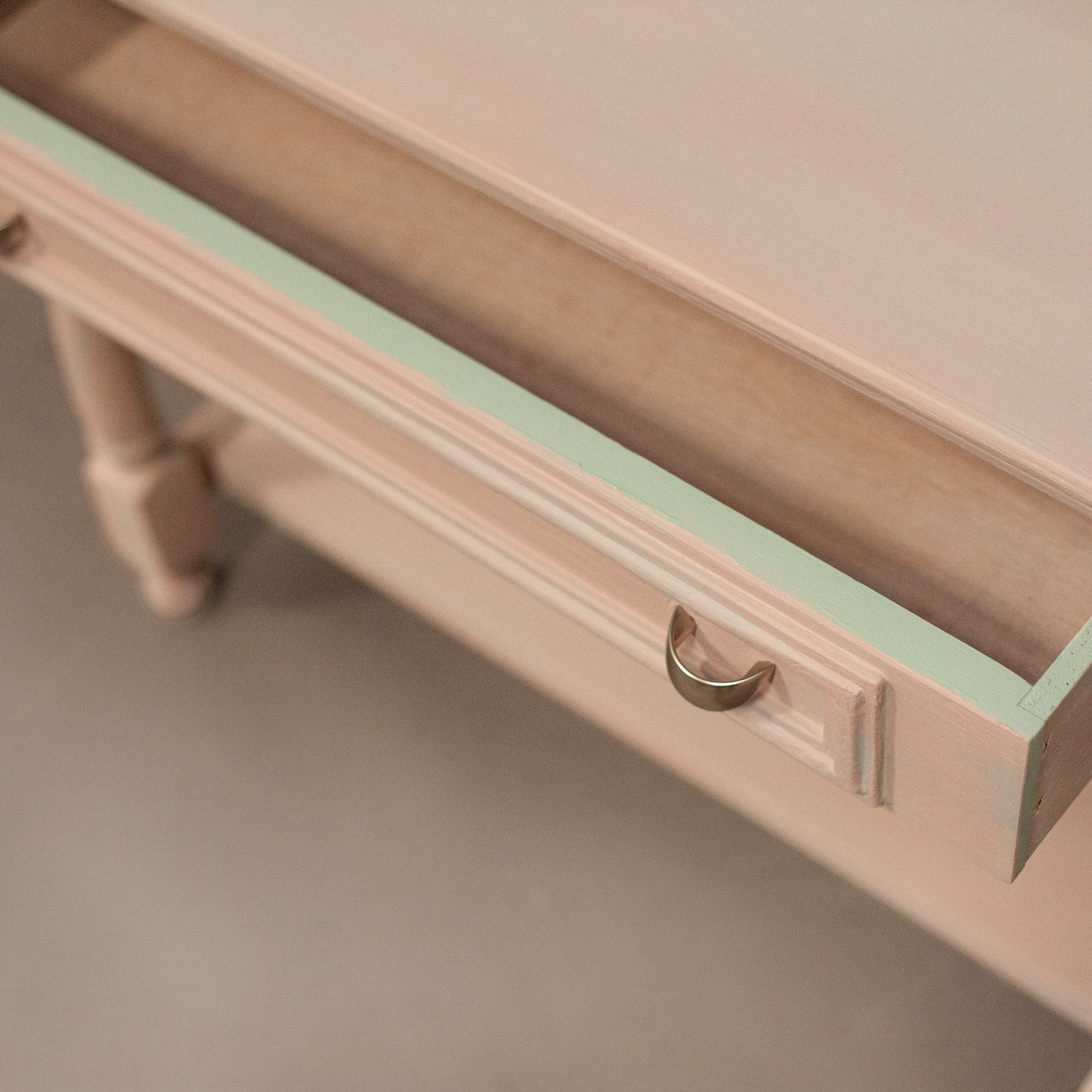 Детайл на чекмедже в пастелно розово (Pastel Pink Drawer Detail) – Ръчно боядисана мебел – Close-up