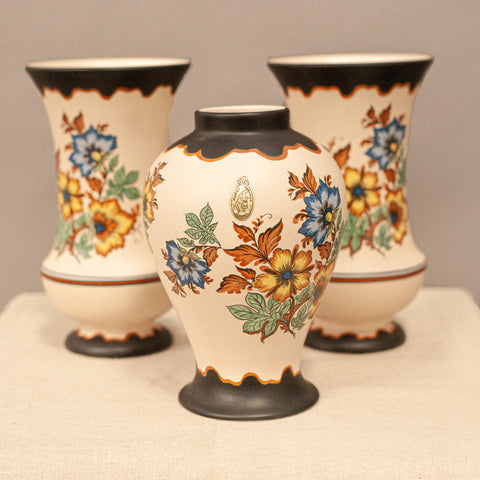 Комплект от 3 антикварни полихромни вази от Гауда (Set of 3 Antique Gouda Polychrome Vases) – Ръчно рисувана нидерландска керамика – Front View