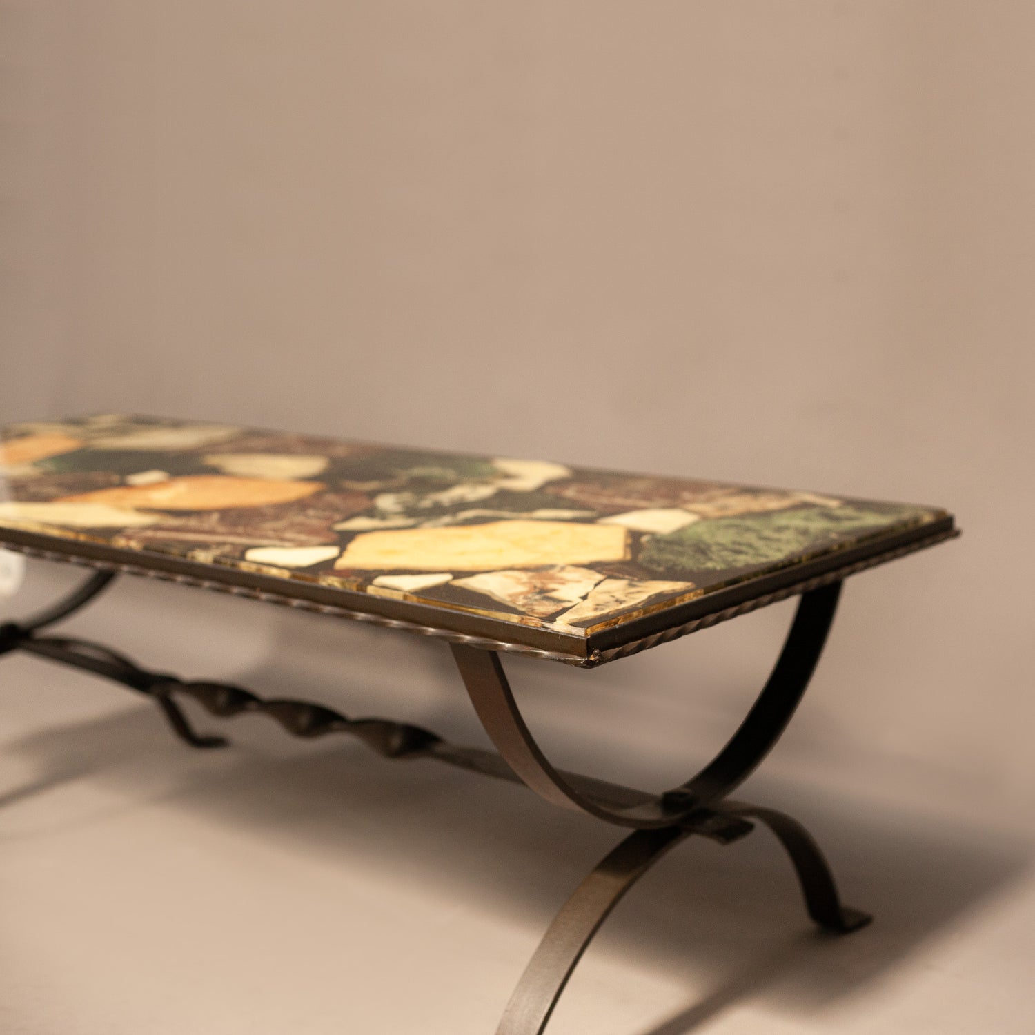 Профил на масивна винтидж холна масичка (Side Profile of Heavy Vintage Coffee Table) – Индустриален шик – Side Shot