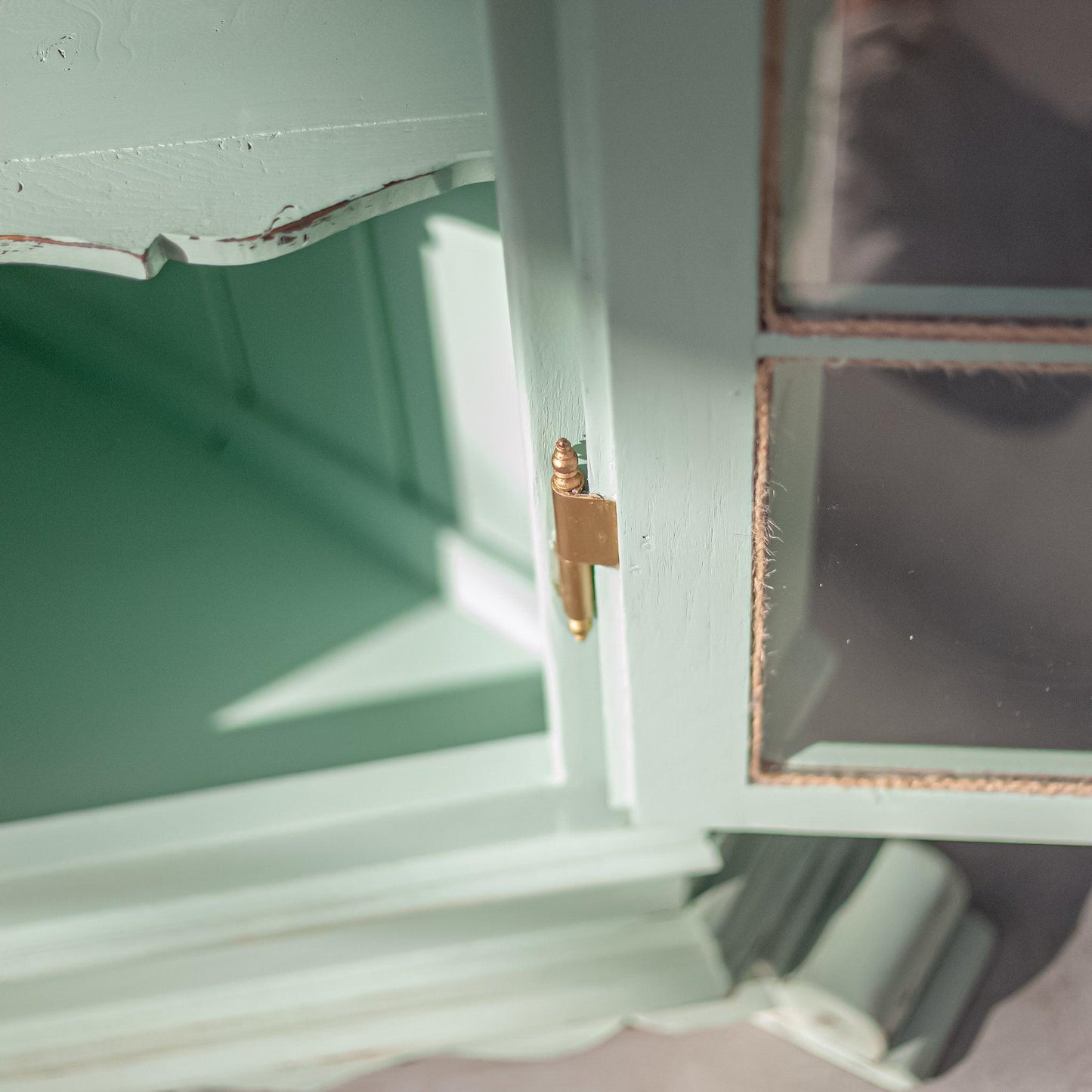 Основа и масивни крака на дървен шкаф (Solid Wood Cabinet Base and Leg Detail) – Рустикална изработка – Bottom View