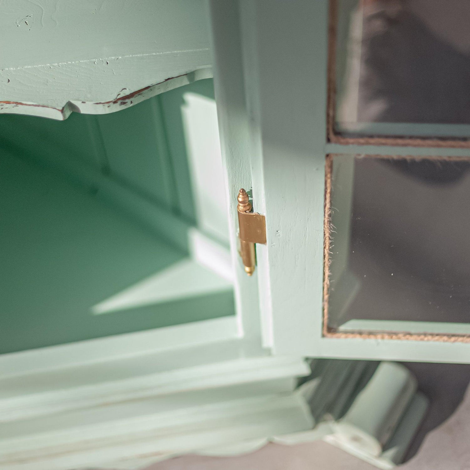 Основа и масивни крака на дървен шкаф (Solid Wood Cabinet Base and Leg Detail) – Рустикална изработка – Bottom View