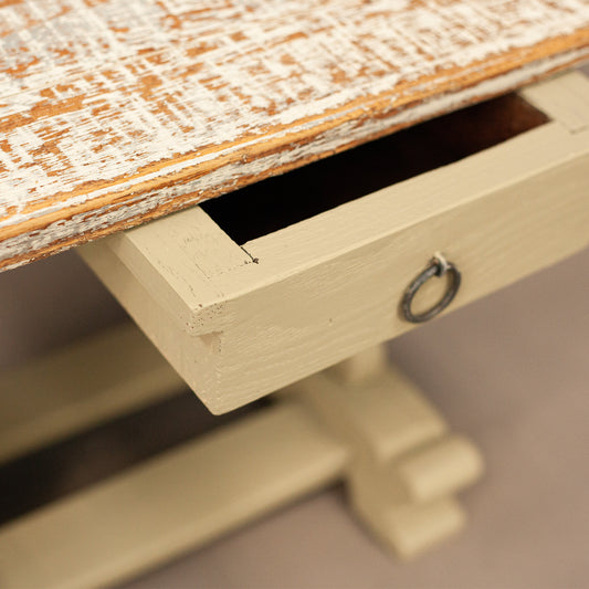 Детайл на чекмедже от масивно дърво (Solid Wood Drawer Detail) – Ръчно реновирана мебел – Close-up