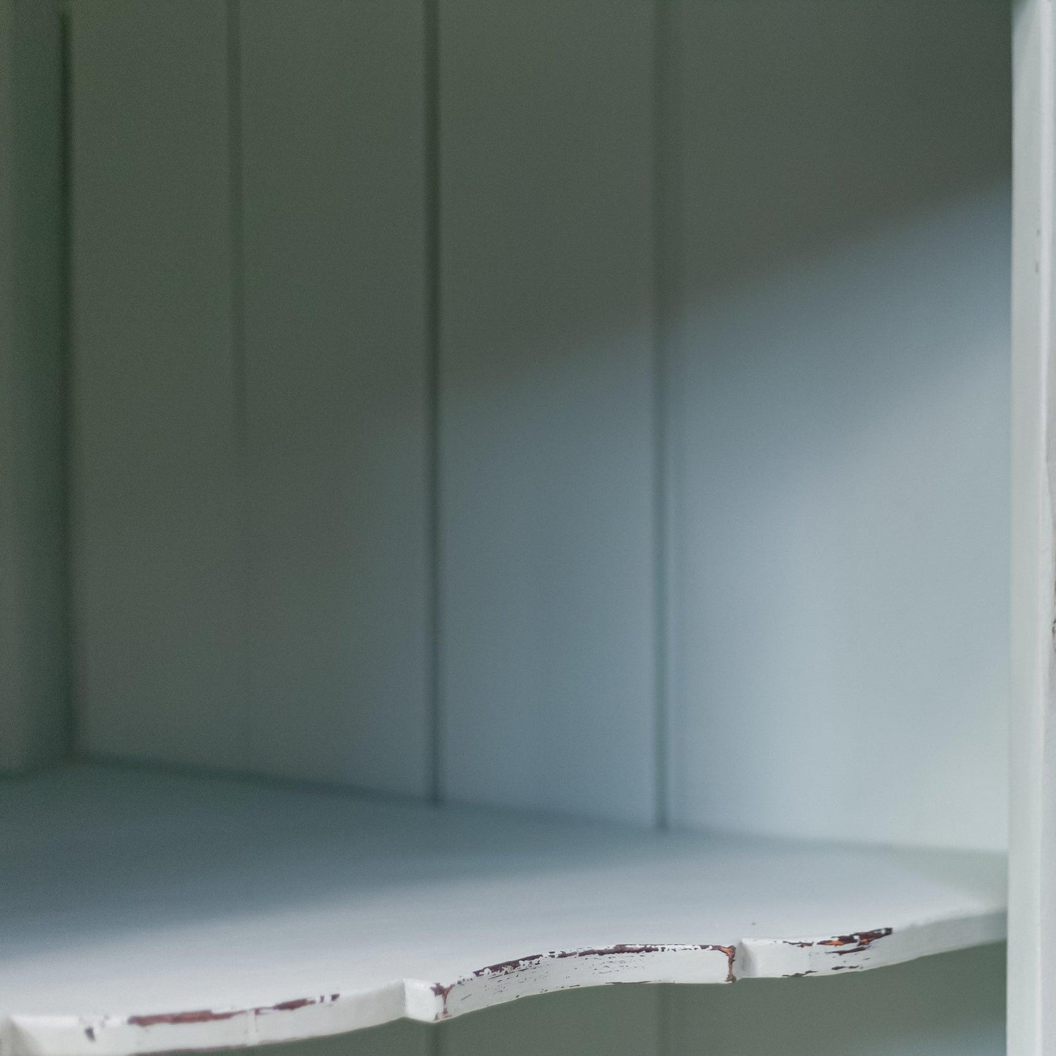 Детайл на масивен дървен рафт (Solid Wood Shelf Detail) – Висока издръжливост и качество – Macro View