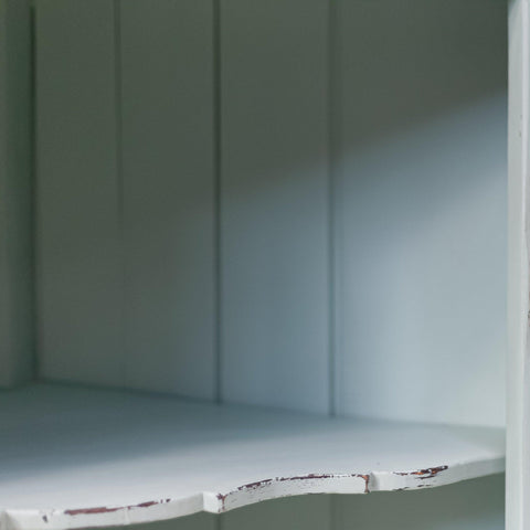 Детайл на масивен дървен рафт (Solid Wood Shelf Detail) – Висока издръжливост и качество – Macro View