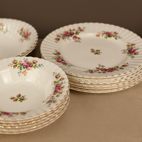 Стек от плитки чинии за хранене (Stack of Fine China Dinner Plates) – Класически английски порцелан – Side Detail